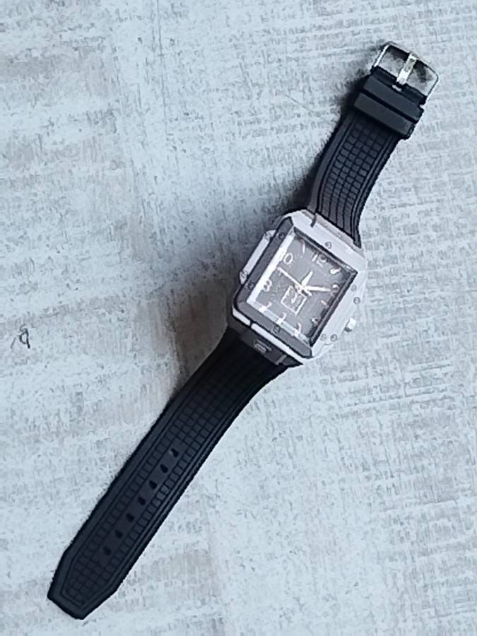 MENS BULKY 50MM WATCH WITH RUBBER STRAP IN EXCELLENT WORKING CONDITION