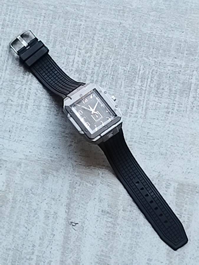 MENS BULKY 50MM WATCH WITH RUBBER STRAP IN EXCELLENT WORKING CONDITION
