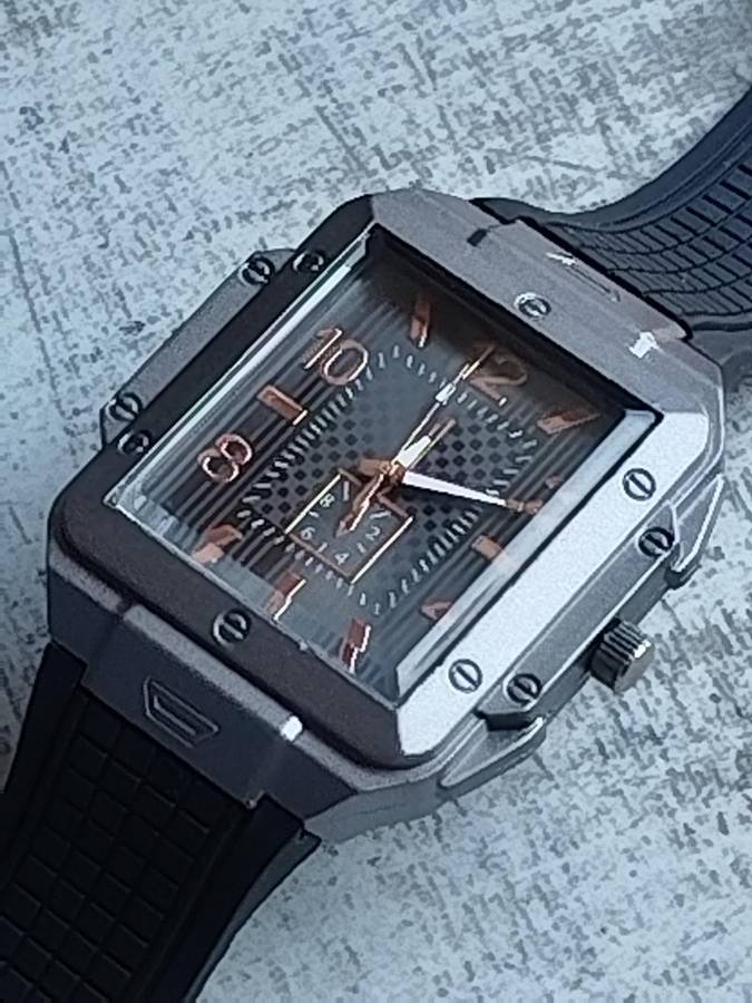 MENS BULKY 50MM WATCH WITH RUBBER STRAP IN EXCELLENT WORKING CONDITION
