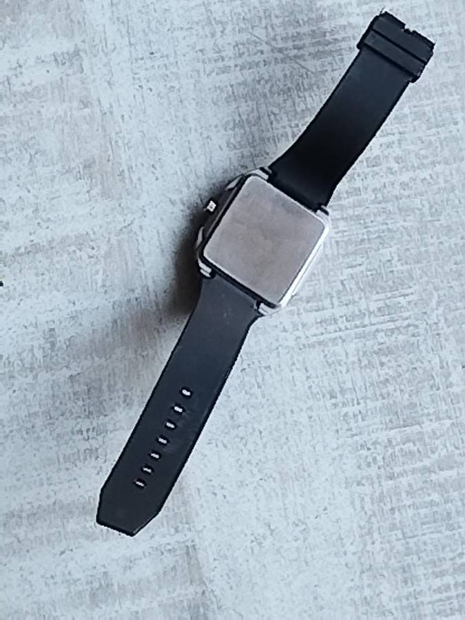 MENS BULKY 50MM WATCH WITH RUBBER STRAP IN EXCELLENT WORKING CONDITION