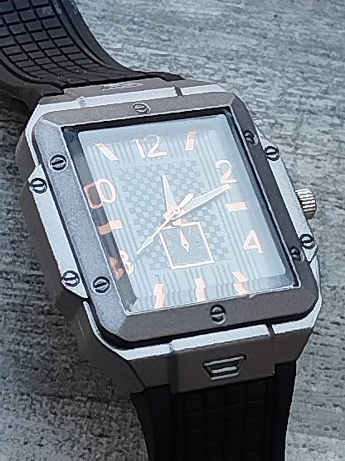MENS BULKY 50MM WATCH WITH RUBBER STRAP IN EXCELLENT WORKING CONDITION