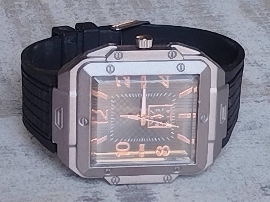 MENS BULKY 50MM WATCH WITH RUBBER STRAP IN EXCELLENT WORKING CONDITION