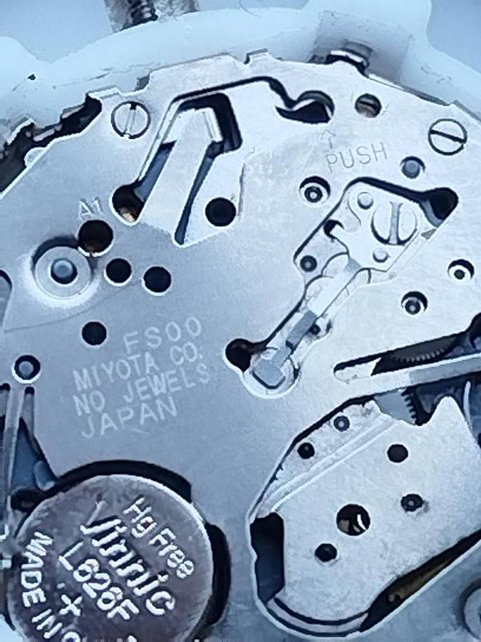 MENS NIXON GOLD PLATED VERY HEAVY WATCH IN EXCELLENT WORKING CONDITION