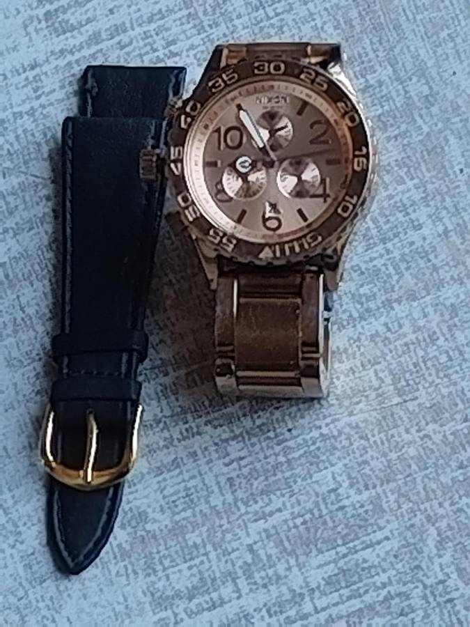 MENS NIXON GOLD PLATED VERY HEAVY WATCH IN EXCELLENT WORKING CONDITION