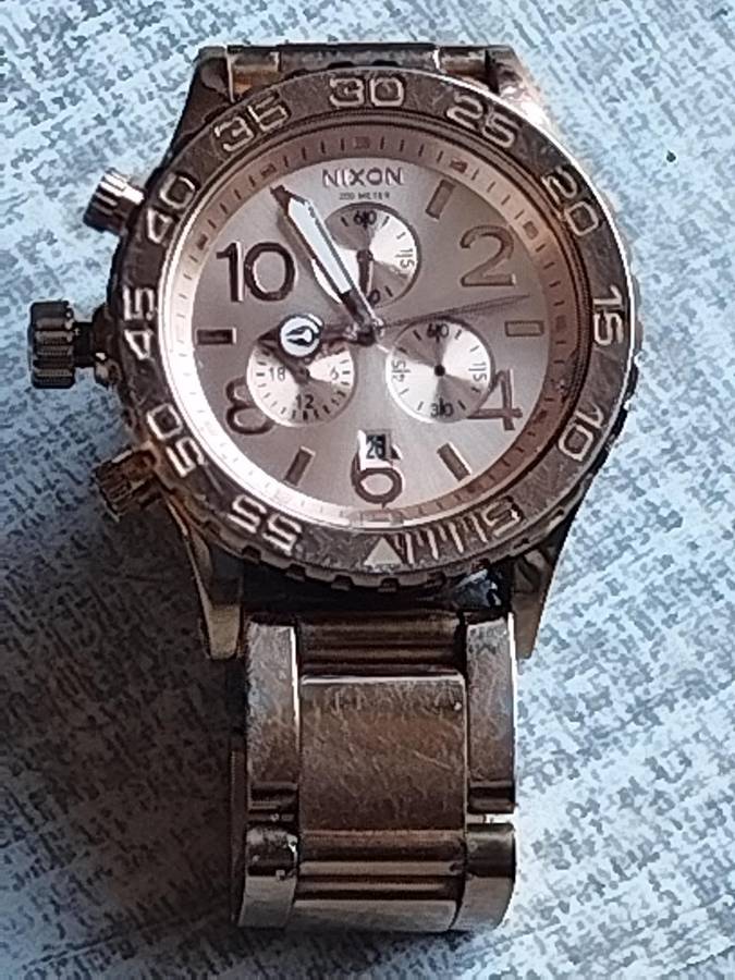 MENS NIXON GOLD PLATED VERY HEAVY WATCH IN EXCELLENT WORKING CONDITION