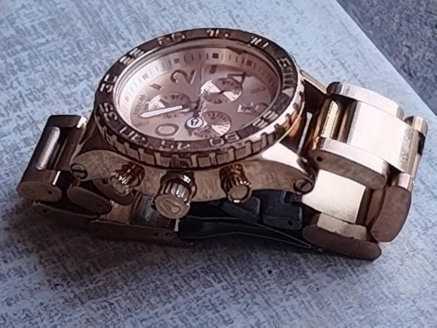 MENS NIXON GOLD PLATED VERY HEAVY WATCH IN EXCELLENT WORKING CONDITION