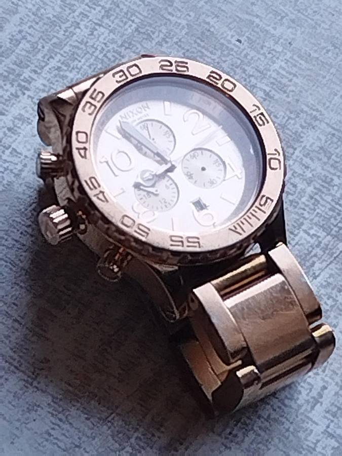MENS NIXON GOLD PLATED VERY HEAVY WATCH IN EXCELLENT WORKING CONDITION