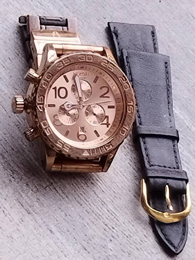 MENS NIXON GOLD PLATED VERY HEAVY WATCH IN EXCELLENT WORKING CONDITION