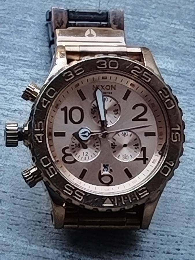 MENS NIXON GOLD PLATED VERY HEAVY WATCH IN EXCELLENT WORKING CONDITION