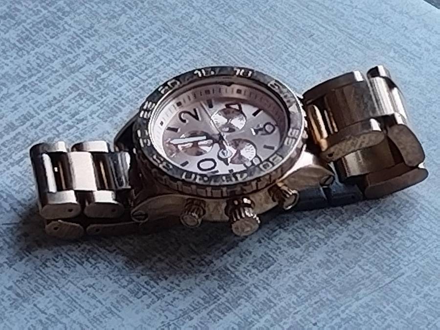 MENS NIXON GOLD PLATED VERY HEAVY WATCH IN EXCELLENT WORKING CONDITION