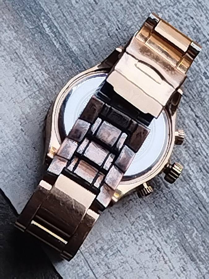 MENS NIXON GOLD PLATED VERY HEAVY WATCH IN EXCELLENT WORKING CONDITION