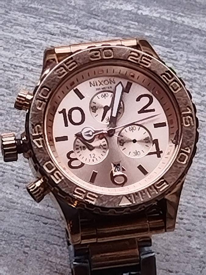 MENS NIXON GOLD PLATED VERY HEAVY WATCH IN EXCELLENT WORKING CONDITION