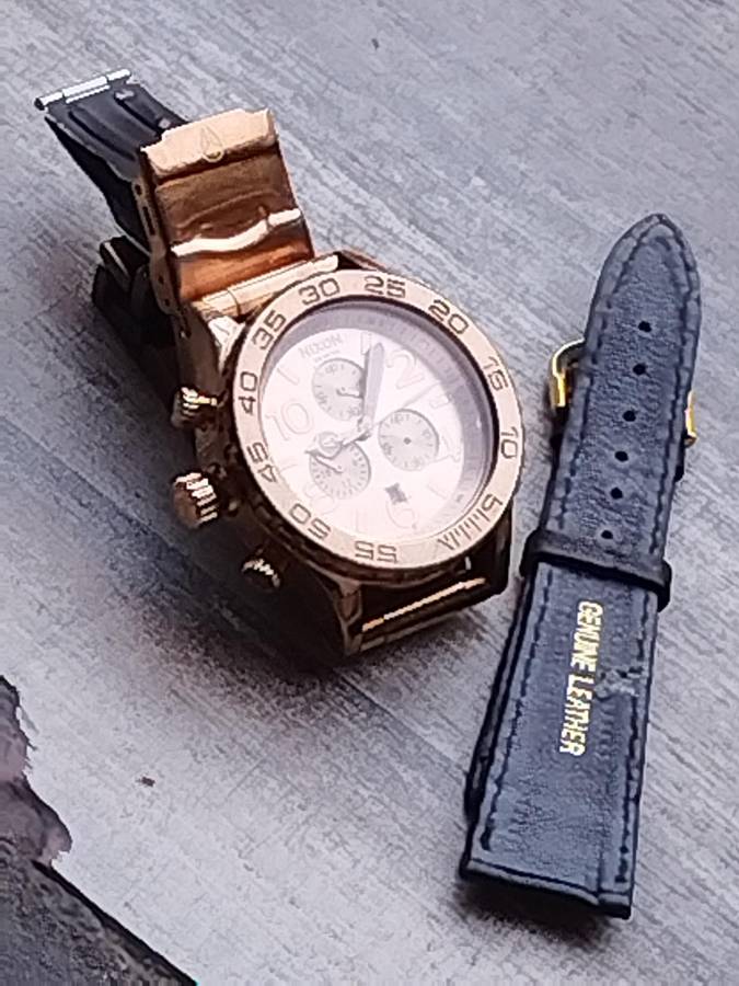 MENS NIXON GOLD PLATED VERY HEAVY WATCH IN EXCELLENT WORKING CONDITION