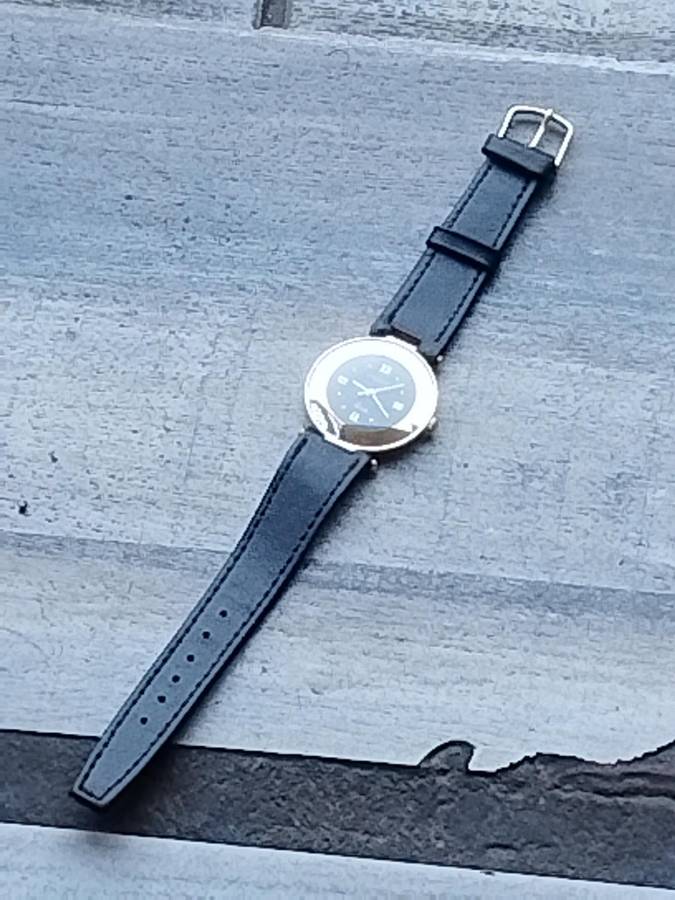 STUNNING AND ELEGANT LADIES POISE GOLD WATCH IN EXCELLENT WORKING CONDITION