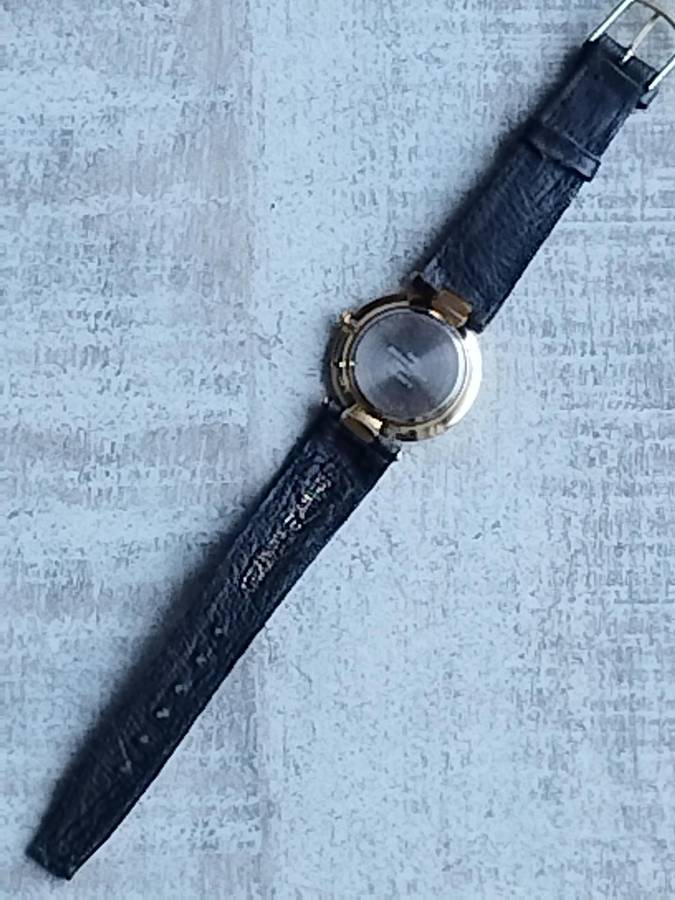 STUNNING AND ELEGANT LADIES POISE GOLD WATCH IN EXCELLENT WORKING CONDITION