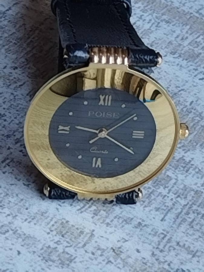 STUNNING AND ELEGANT LADIES POISE GOLD WATCH IN EXCELLENT WORKING CONDITION