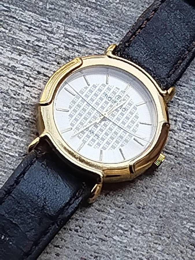 MENS GOLD ROMANO WATCH WITH 2 FREE STRAPS IN EXCELLENT WORKING CONDITION