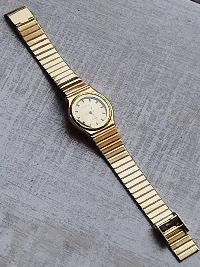 LADIES GOLD POISE WATCH IN EXCELLENT WORKING CONDITION