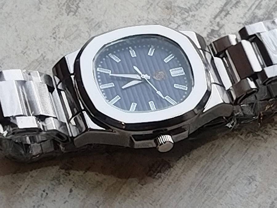 MENS BIG BULKY ALL STAINLESS STEEL FASHION WATCH IN EXCELLENT WORKING CONDITION