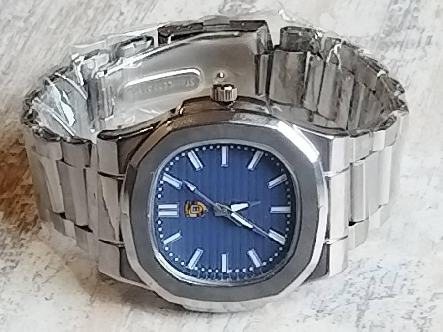 MENS BIG BULKY ALL STAINLESS STEEL FASHION WATCH IN EXCELLENT WORKING CONDITION