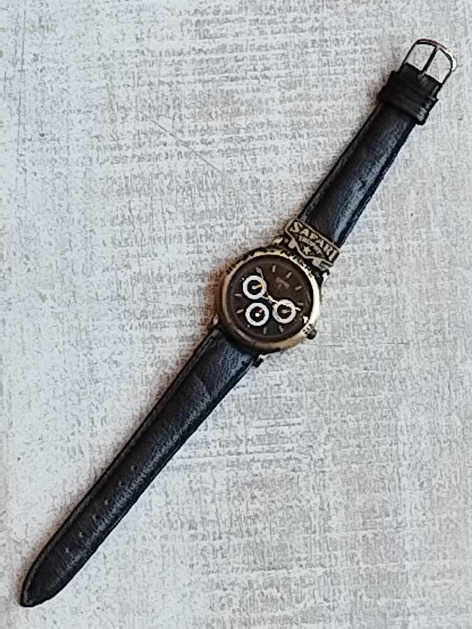 MENS VINTAGE SAFARI TROPHY WATCH IN EXCELLENT WORKING CONDITION