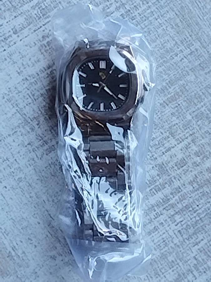 MENS BULKY STAINLESS STEEL FASHION WATCH IN EXCELLENT WORKING CONDITION