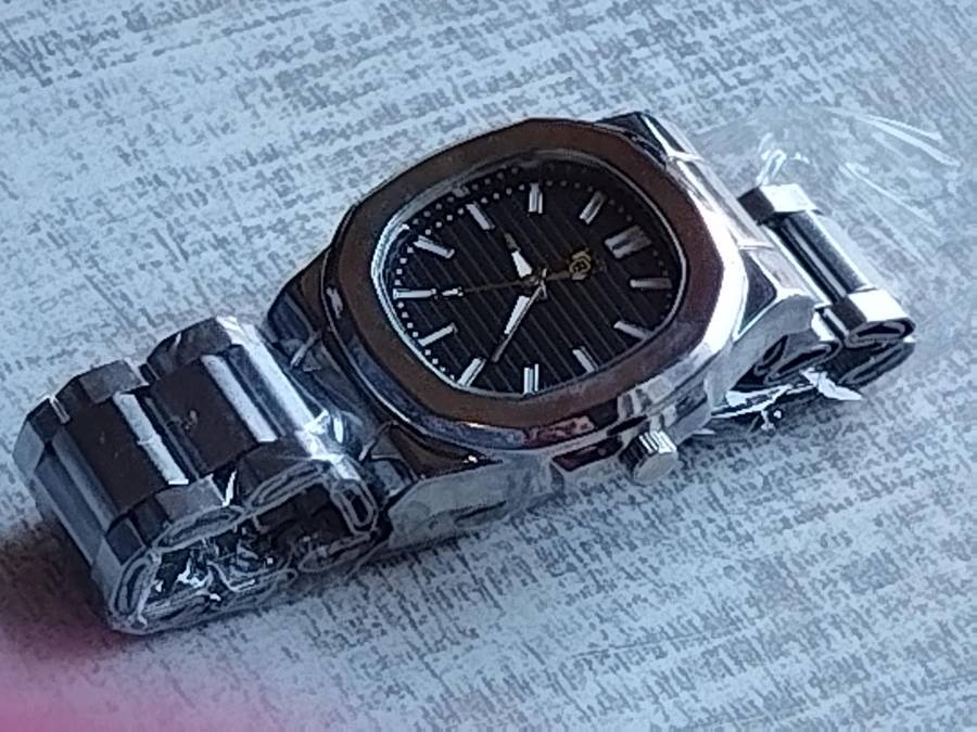 MENS BULKY STAINLESS STEEL FASHION WATCH IN EXCELLENT WORKING CONDITION