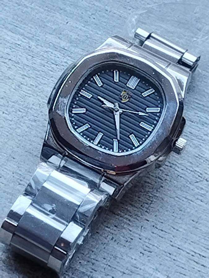 MENS BULKY STAINLESS STEEL FASHION WATCH IN EXCELLENT WORKING CONDITION