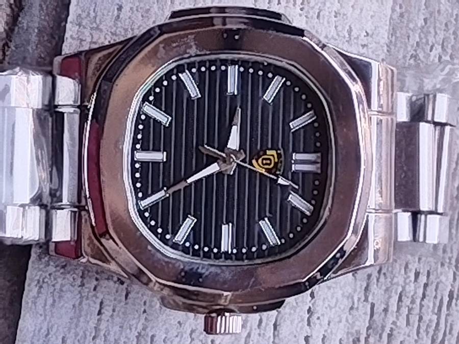 MENS BULKY STAINLESS STEEL FASHION WATCH IN EXCELLENT WORKING CONDITION