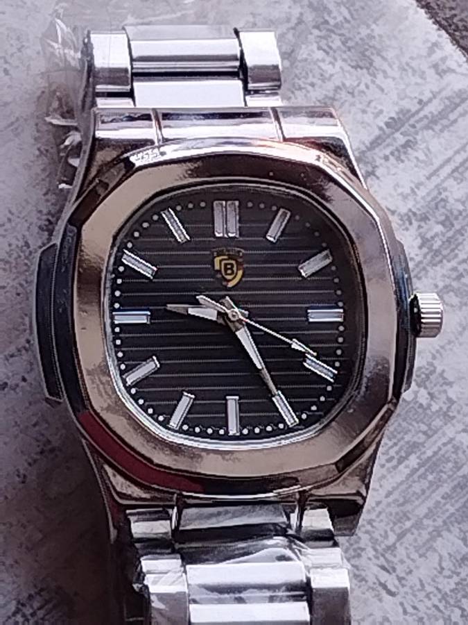 MENS BULKY STAINLESS STEEL FASHION WATCH IN EXCELLENT WORKING CONDITION