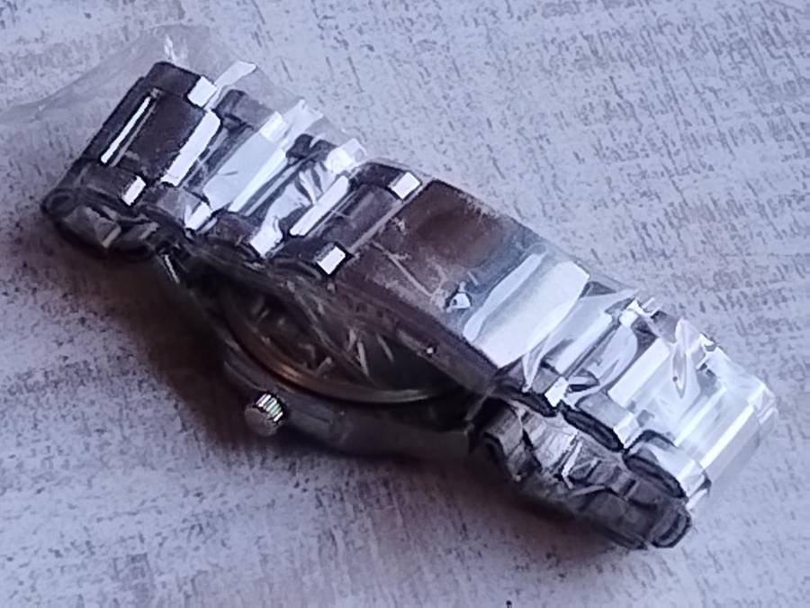 MENS BULKY STAINLESS STEEL FASHION WATCH IN EXCELLENT WORKING CONDITION