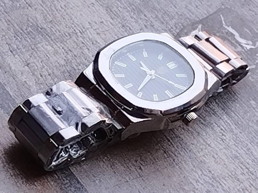 MENS BULKY STAINLESS STEEL FASHION WATCH IN EXCELLENT WORKING CONDITION