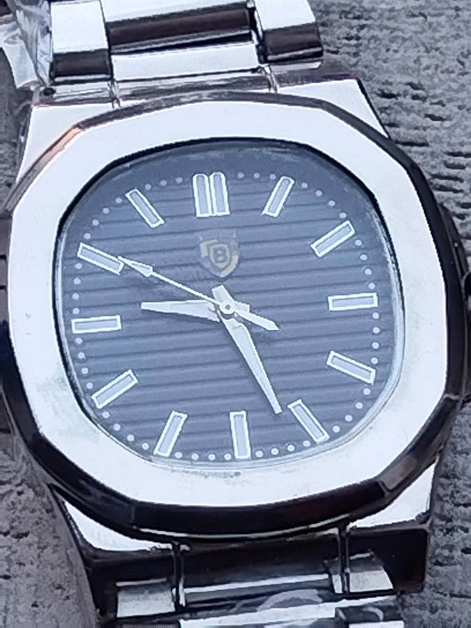 MENS BULKY STAINLESS STEEL FASHION WATCH IN EXCELLENT WORKING CONDITION