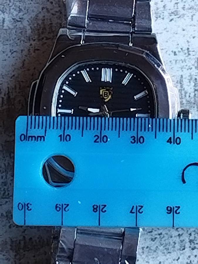 MENS BULKY STAINLESS STEEL FASHION WATCH IN EXCELLENT WORKING CONDITION