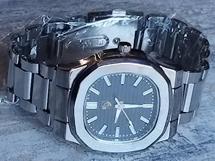 MENS BULKY STAINLESS STEEL FASHION WATCH IN EXCELLENT WORKING CONDITION