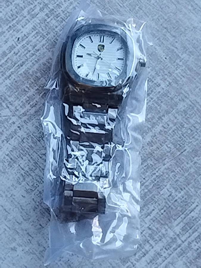 MENS BULKY STAINLESS STEEL FASHION WATCH IN EXCELLENT WORKING CONDITION