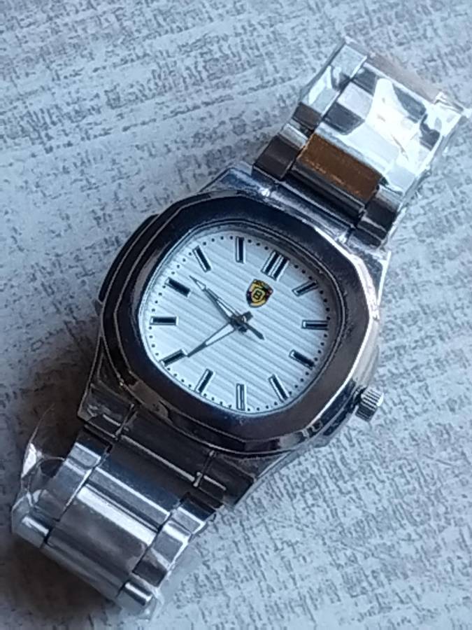 MENS BULKY STAINLESS STEEL FASHION WATCH IN EXCELLENT WORKING CONDITION