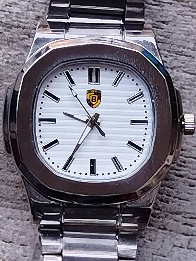 MENS BULKY STAINLESS STEEL FASHION WATCH IN EXCELLENT WORKING CONDITION