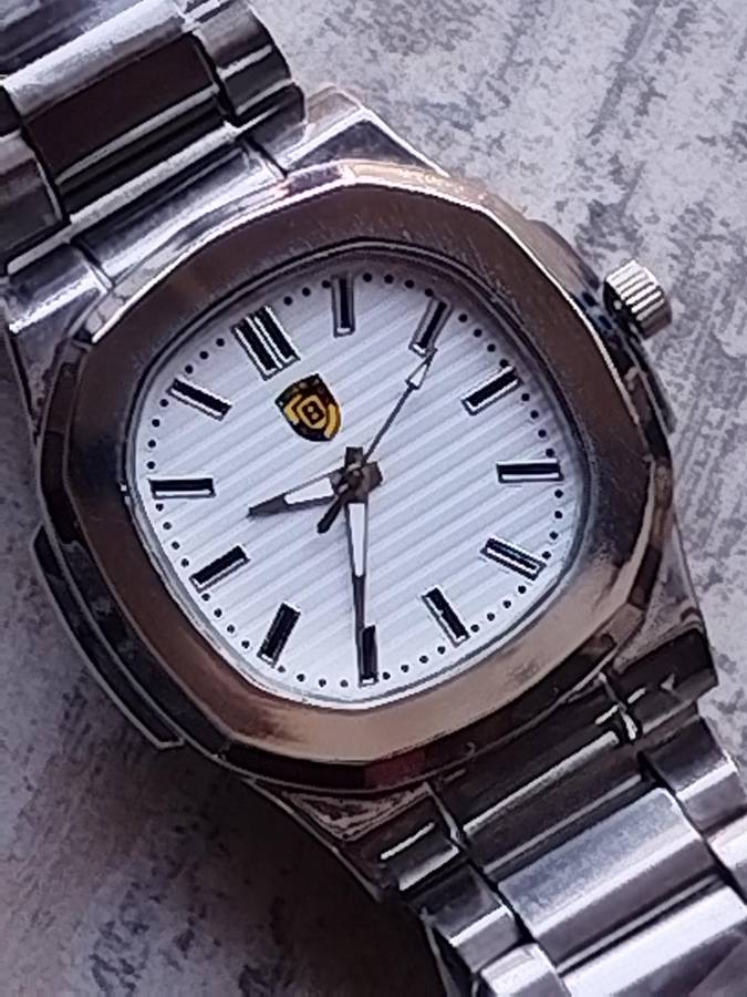 MENS BULKY STAINLESS STEEL FASHION WATCH IN EXCELLENT WORKING CONDITION