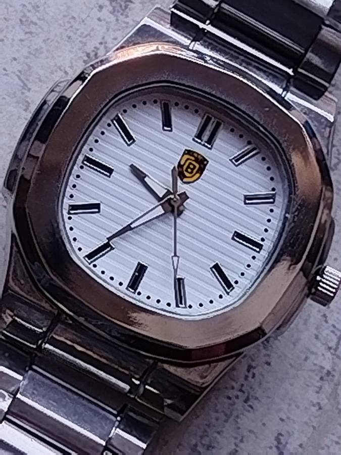MENS BULKY STAINLESS STEEL FASHION WATCH IN EXCELLENT WORKING CONDITION
