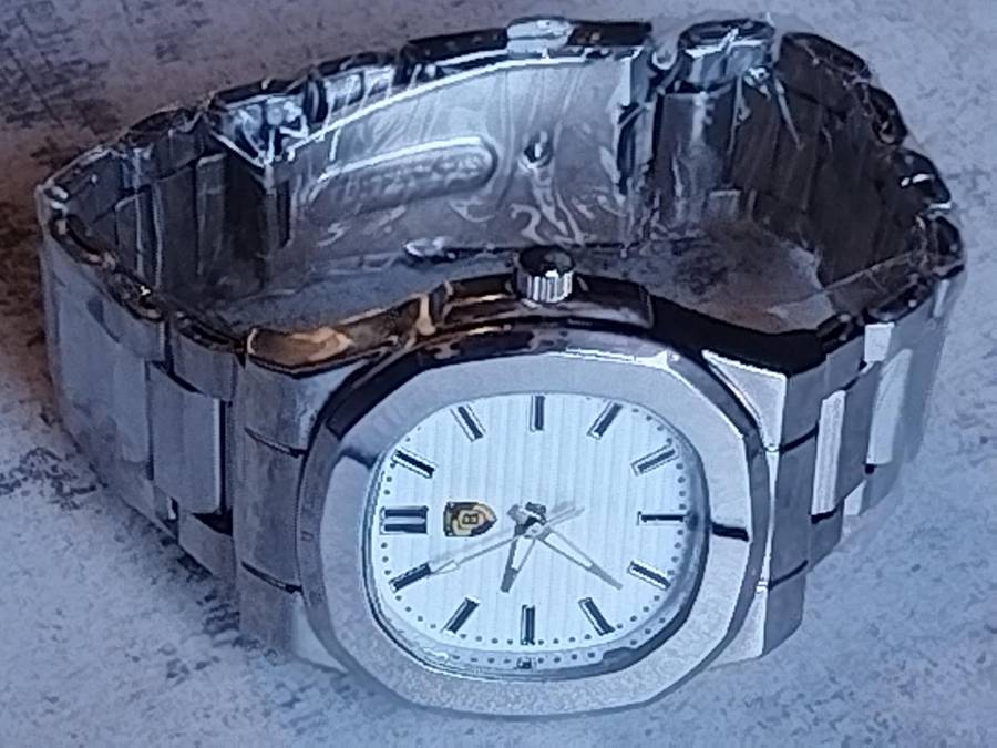 MENS BULKY STAINLESS STEEL FASHION WATCH IN EXCELLENT WORKING CONDITION