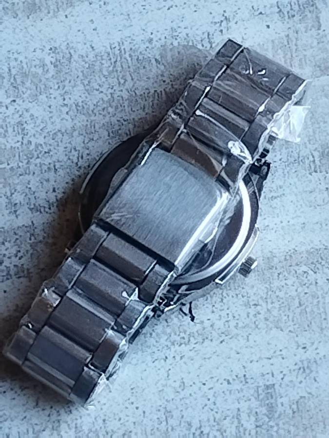 MENS BULKY STAINLESS STEEL FASHION WATCH IN EXCELLENT WORKING CONDITION