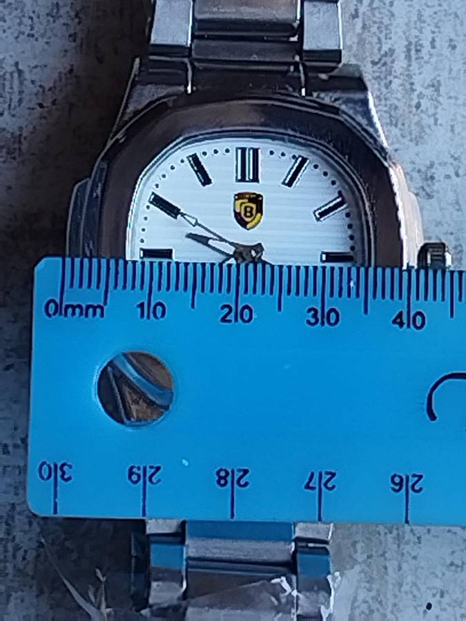 MENS BULKY STAINLESS STEEL FASHION WATCH IN EXCELLENT WORKING CONDITION