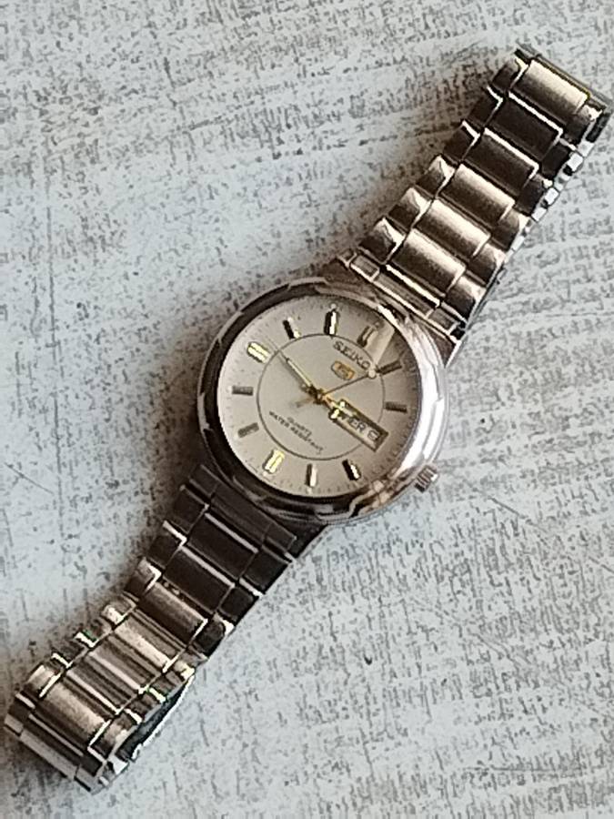 MENS SEIKO WATCH IN EXCELLENT WORKING CONDITION - READ DESCRIPTION