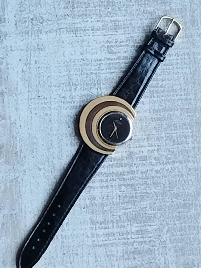 STUNNING LE VAN LADIES GOLD AND SILVER WATCH IN EXCELLENT WORKING CONDITION