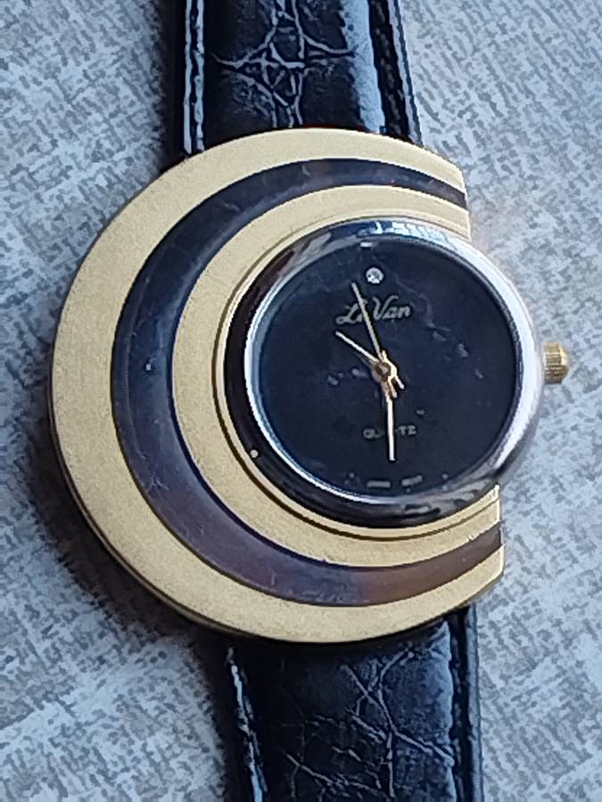 STUNNING LE VAN LADIES GOLD AND SILVER WATCH IN EXCELLENT WORKING CONDITION