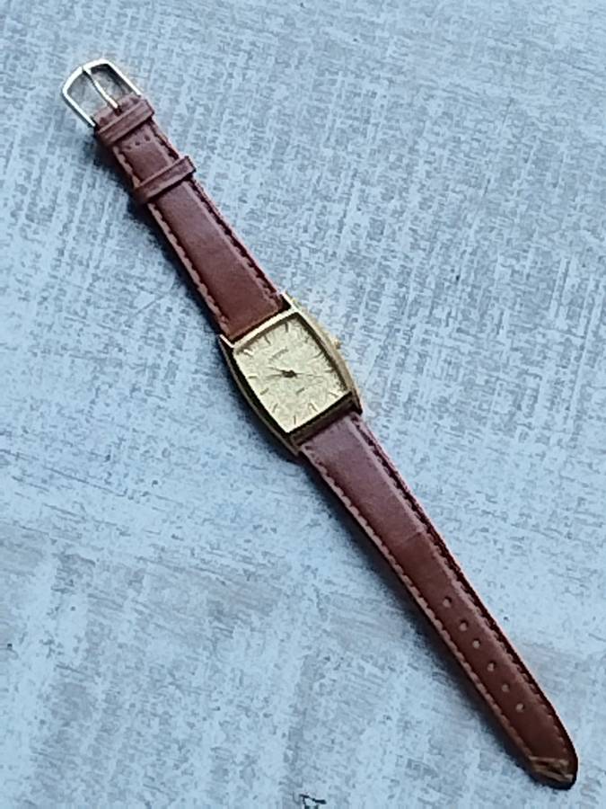 LADIES GOLD JUSTIN WATCH IN EXCELLENT WORKING CONDITION