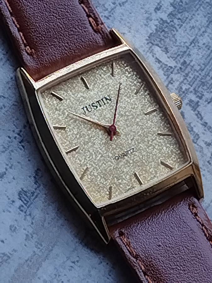 LADIES GOLD JUSTIN WATCH IN EXCELLENT WORKING CONDITION