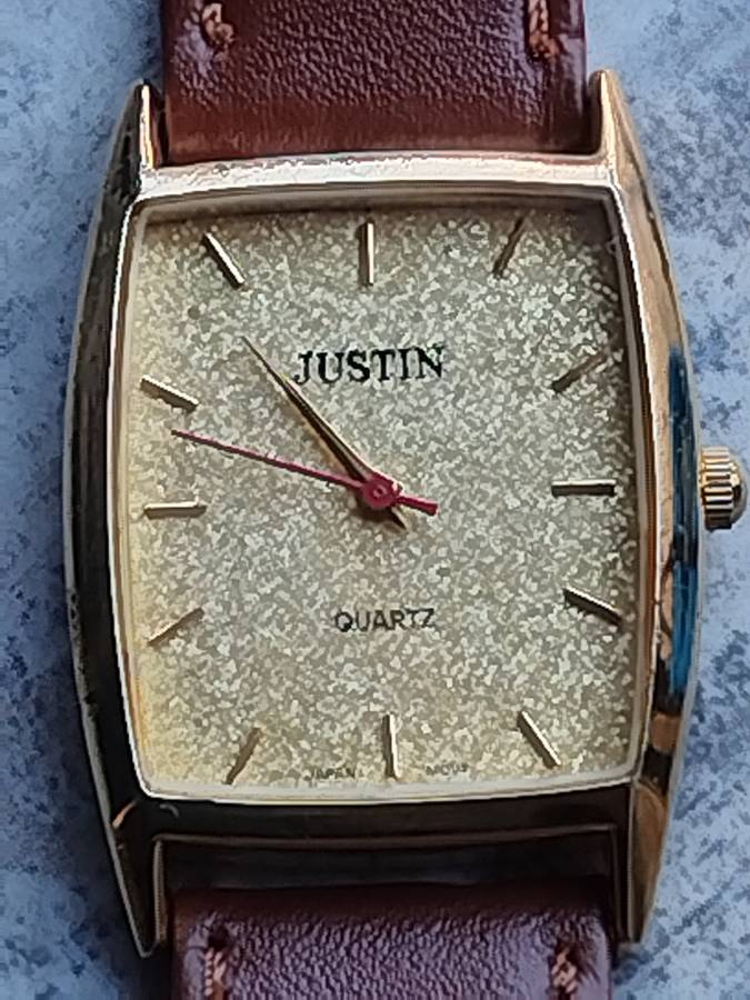 LADIES GOLD JUSTIN WATCH IN EXCELLENT WORKING CONDITION