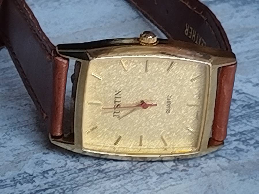 LADIES GOLD JUSTIN WATCH IN EXCELLENT WORKING CONDITION